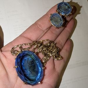 EVC UNSIGNED WARNER GOLD TONE BLUE GREEN CAMEO NECKLACE & CLIP ON EARRINGS